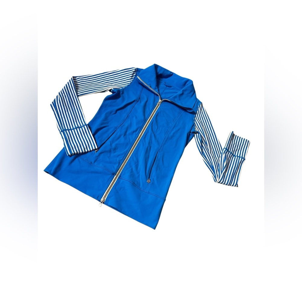 Lululemon Daily Yoga Jacket
Beaming Blue / Classic Stripe Polar, size 4 - Picture 9 of 15